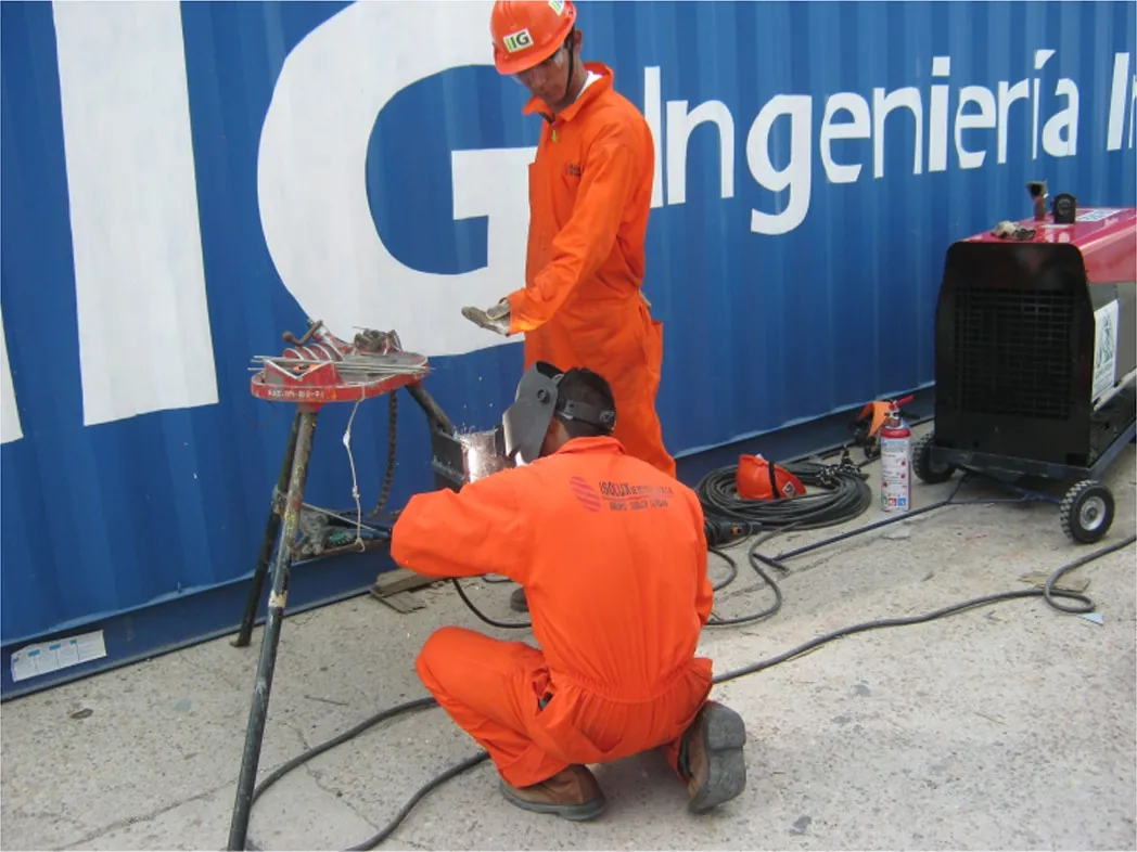 Técnico soldador de Ginursa trabajando en planta