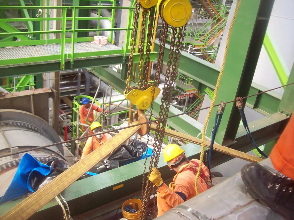 Cuadrilla de Ginursa en maniobras de izaje, Refinería de Minatitlán