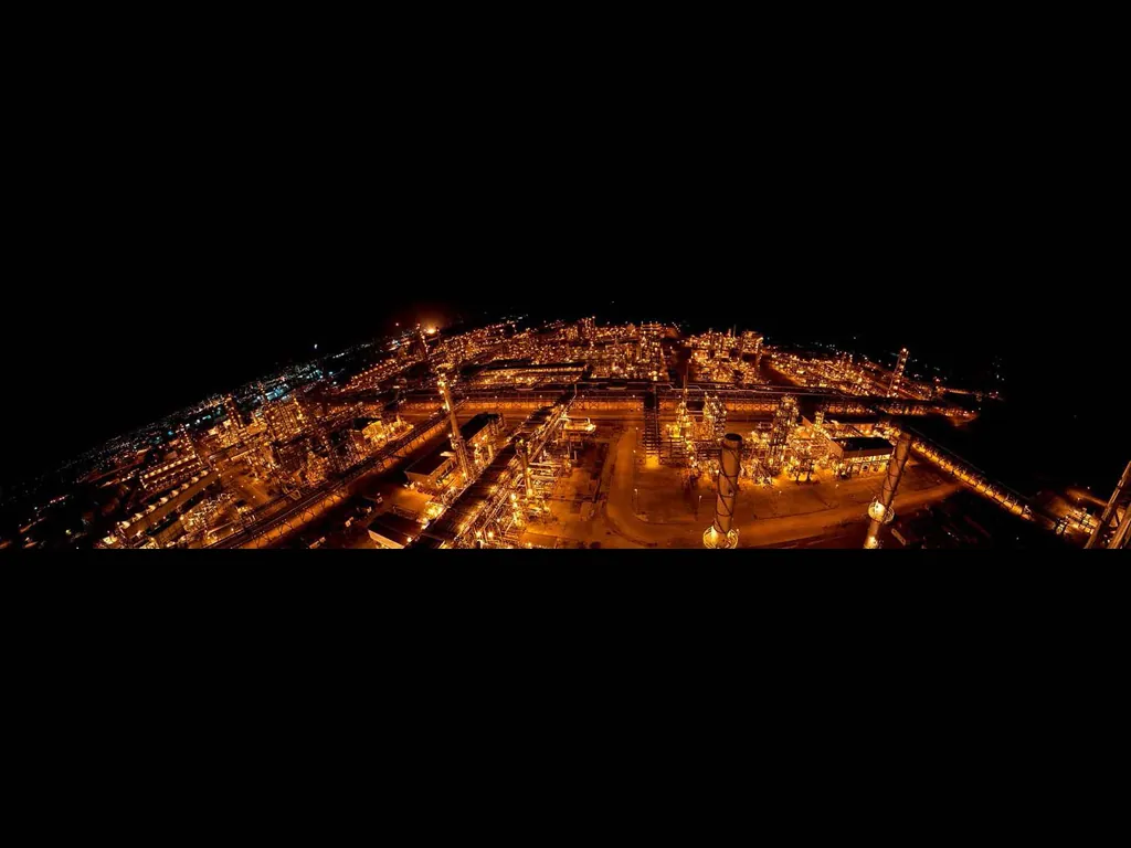 Vista panorámica nocturna de la Refinería General Lázaro Cárdenas, Minatitlán, Veracruz
